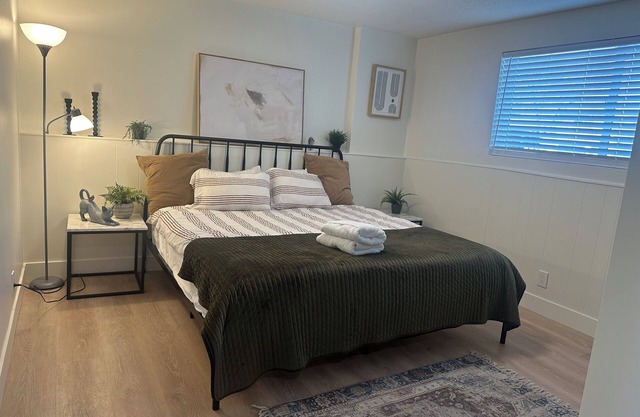 Cozy 2-bedroom apartment in taylorsville with King bed, AC, fast WiFi