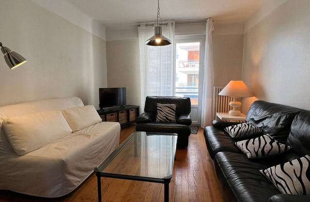 Cozy 2-Bedroom Apartment in Central Aix-Les-Bains with Balconies & Parking