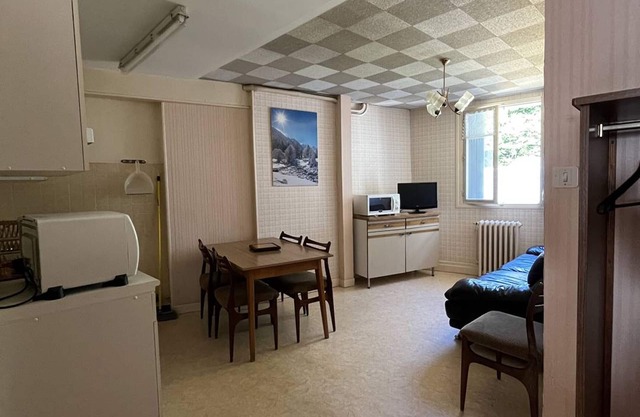 Cozy 2-Bedroom Apartment with Free WiFi, Near Thermal Spa and Lift in Cauterets