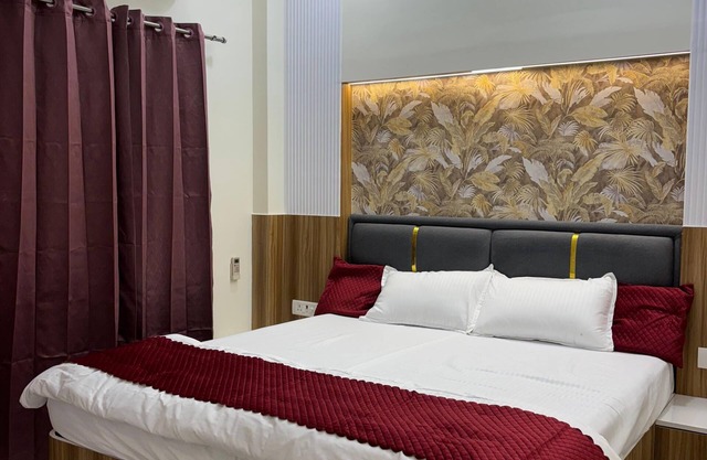 Cozy 2-bedroom apartment in charming Varanasi with WiFi, AC