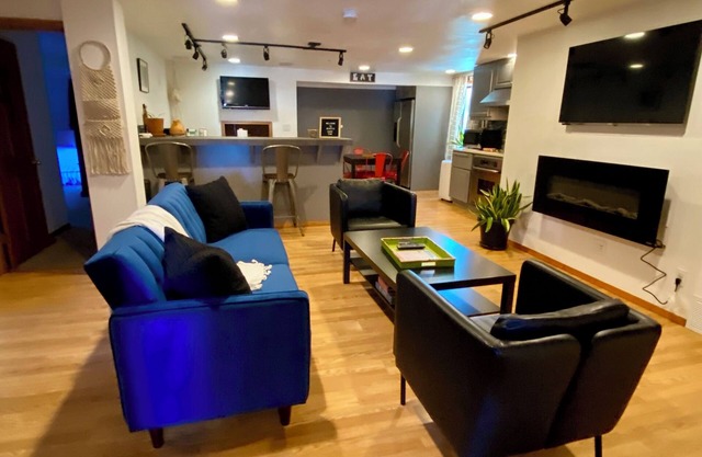 Cozy 2-bedroom apartment in welcoming Seattle with WiFi, AC