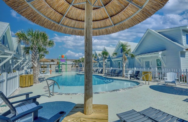 Cozy 2-bedroom beach condo in charming Padre Island just steps from the beach