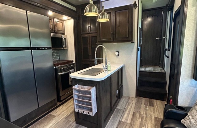 Cozy 2-bedroom campground in peaceful Yankeetown with WiFi, AC