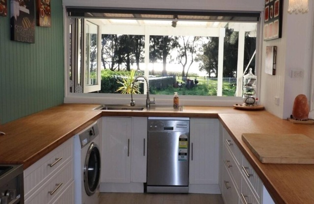 Cozy 2 bedroom cottage with lake views with Spa!