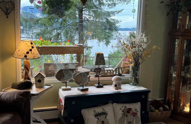 Cozy 2-bedroom condo with a terrific view in awesome Juneau Alaskannn