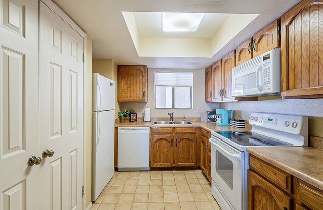 Cozy 2 bedroom Condo with Golf Course views