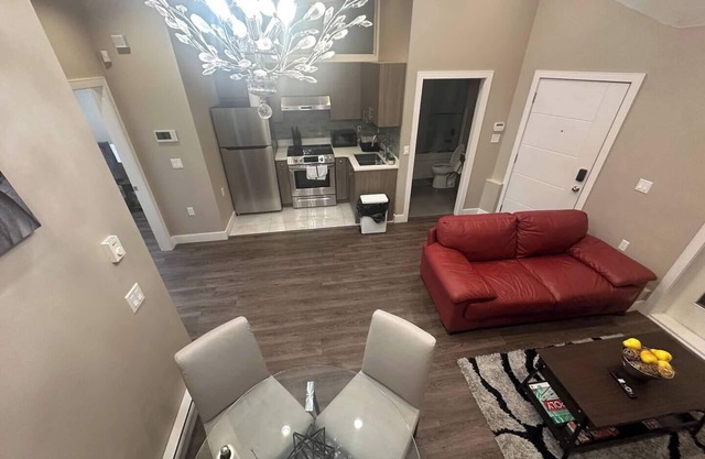 Cozy 2 Bedroom House, in central Vancouver