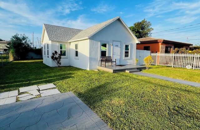 Cozy 2-bedroom house in enjoyable Miami with WiFi, AC, and close to everything!
