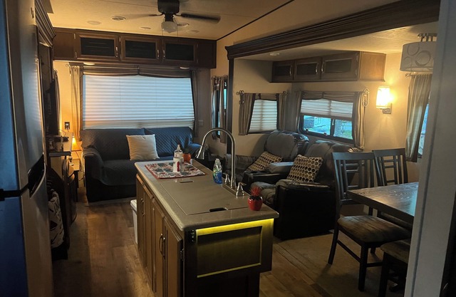 Cozy 2-bedroom RV in awesome Winchester with WiFi, AC