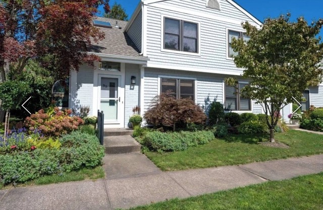 Cozy 2-bedroom townhome in Southampton 1 1/2 miles from village.nMany amenities.
