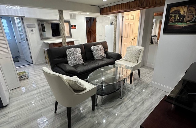 Cozy 2 bedroom Unit in Boston.