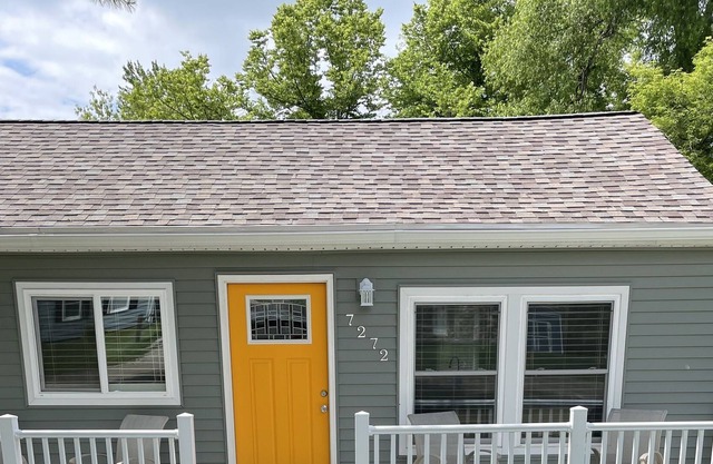 Cozy 2 bedroom with loft near Lake Huron. Sleeps 6! 5 min walk to private beach!