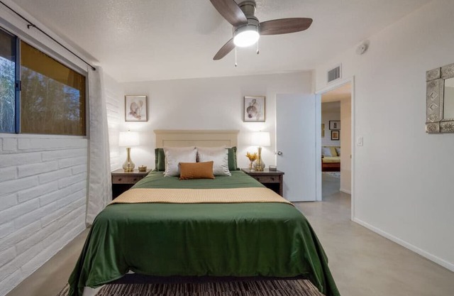 Cozy/2 BR 1 BA/Remodeled/Central/Spotless