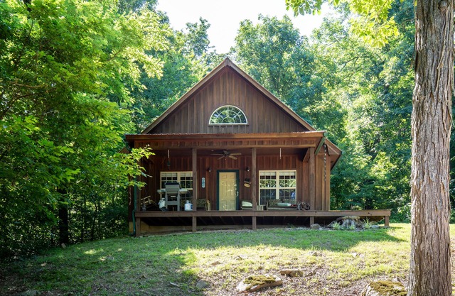 Cozy 2-BR cabin in the beautiful Arkansas forest!