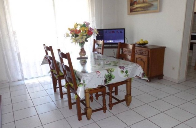 Cozy 2-Bedroom Apartment, Parking, 600m from Thermes, Amélie-les-Bains