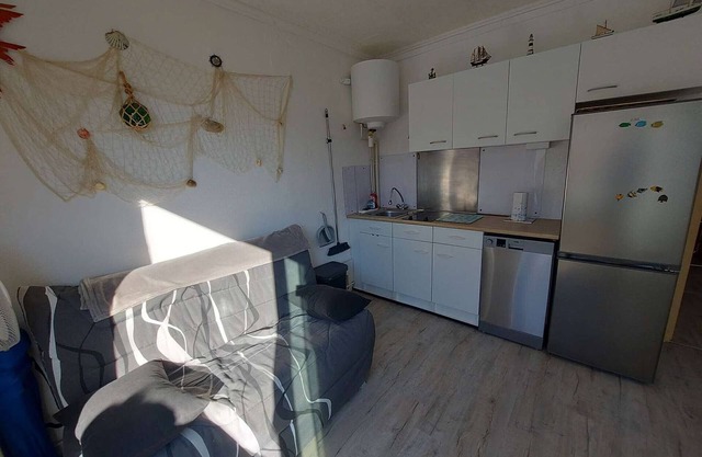 Cozy 2-Room Apartment with Terrace & Parking Near Beach and Market