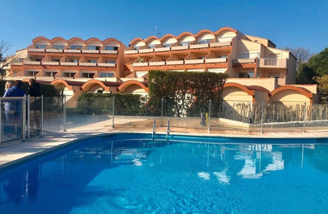 Cozy 2-room apartment in residence with pool