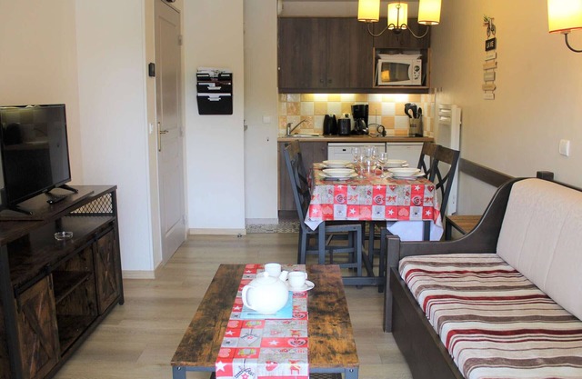 Cozy 2-Room Apartment, Sleeps 4, Ski-In/Ski-Out, Pool Access, Private Parking