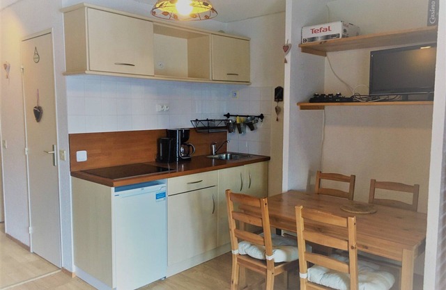 Cozy 2-Room Apartment · Central Location · Balcony · Near Slopes · Arc 2000