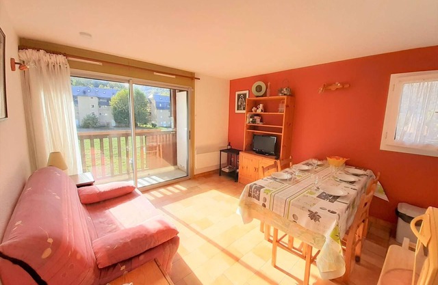 Cozy 2BR Apt for 6 with Balcony, Parking & Ski Locker in Saint-Lary-Soulan