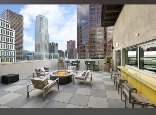 Cozy 2BR Apt in Downtown LA with Pool & Hot Tub