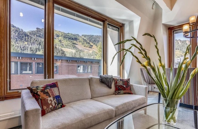 Cozy 2BR Condo w/Mountain Views & Hot Tub