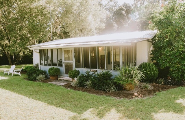 Cozy 2br Cottage next door to Maclay State Park!