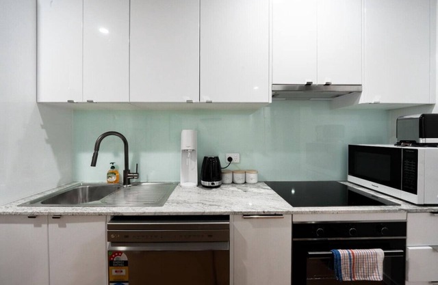 Cozy 2BR Home&Outdoor Deck, Walk to the Beach M10