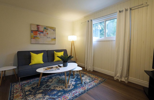 Cozy 2BR in Wortley Village + 2-car Parking + WiFi