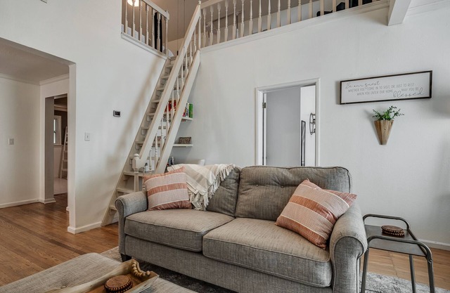 Cozy 2BR + Loft Near OU - Big yard, cool home, great Norman vibes