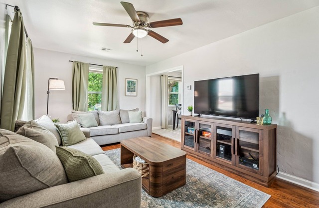 Cozy 2BR near Tinker AFB with full kitchen and comfy living space — perfect for work or family stays