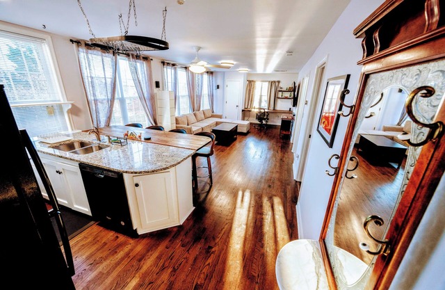 Cozy 2BR Retreat Free Parking & BBQ Pet is ok 10 minutes to downtown DC!