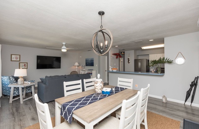 Cozy, 2nd floor apt 5 min walk to bch. PET friendly. FREE bottle of PROSECCOnn