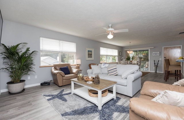 Cozy, 2nd floor apt 5 min walk to bch. PET friendly. FREE bottle of PROSECCO