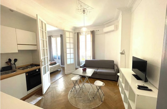 Cozy 2P 5m from the beach, hyper center, Clim, streetcar