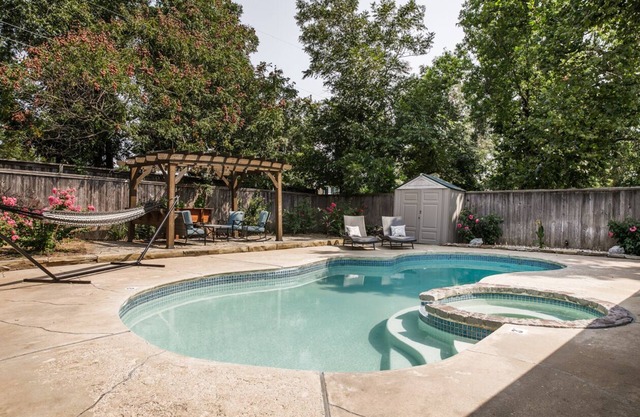 Cozy 3 bdrm w/pool & hot tub!
