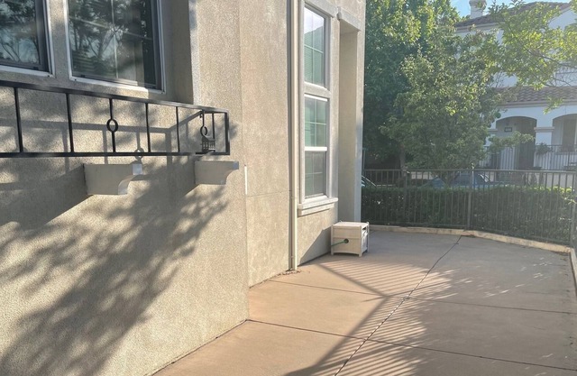 Cozy 3 Bedroom, 2.5 Bath, Large Patio, Fireplace