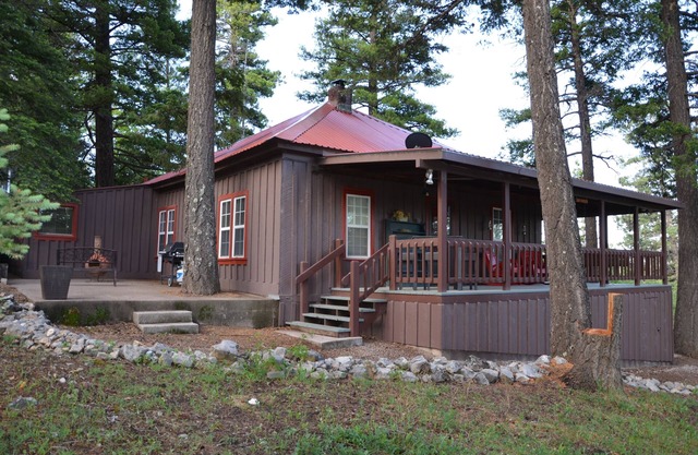Cozy 3 bedroom 2 bath historic Cabin Retreat perfect location!