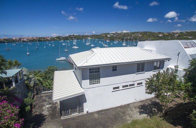 COZY 3-BEDROOM HOME WITH AMAZING SEA VIEW & BREATH-TAKING SUNSETS