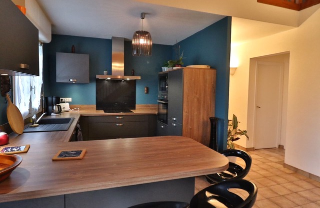 Cozy 3-bedroom house, garden, near beaches & town, WiFi, parking