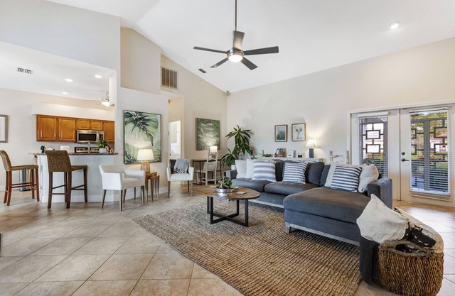 Cozy 3 bedroom with private pool and lakeview