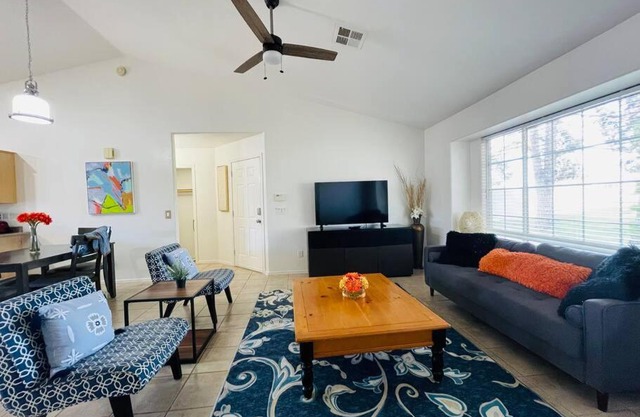 Cozy 3 Bedrooms Town home in Chandler with community pool