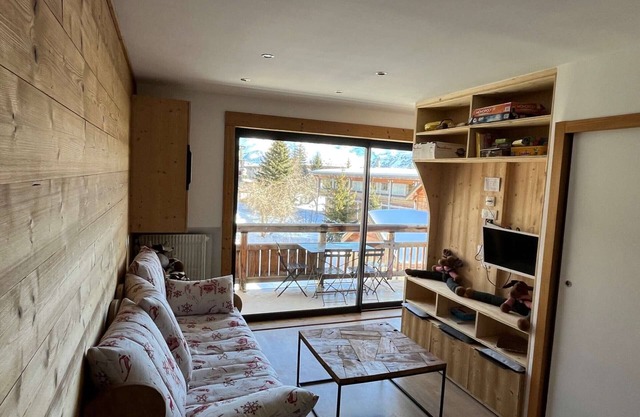 Cozy 3-Room Apartment for 6 with Balcony in Alpe d'Huez, Near Lifts and Shops