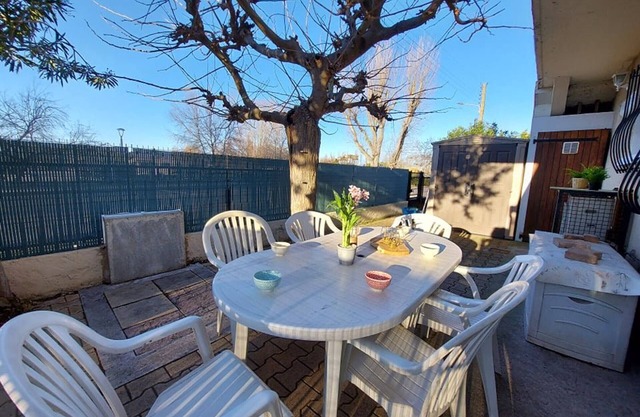 Cozy 3-Room Ground Floor Apt for 8 with Terrace & A/C, Desirable Location