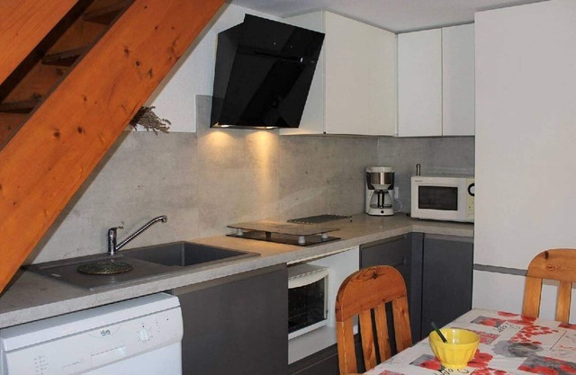 Cozy 3-Room Mezzanine House near Grazel Beach with Private Parking and Veranda