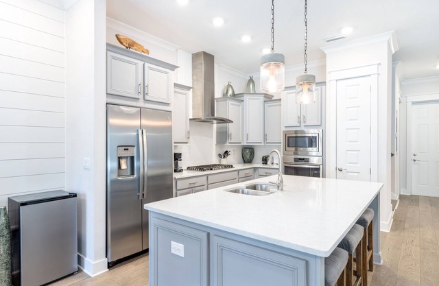 Cozy 3bed townhome close to beach/step from Hub