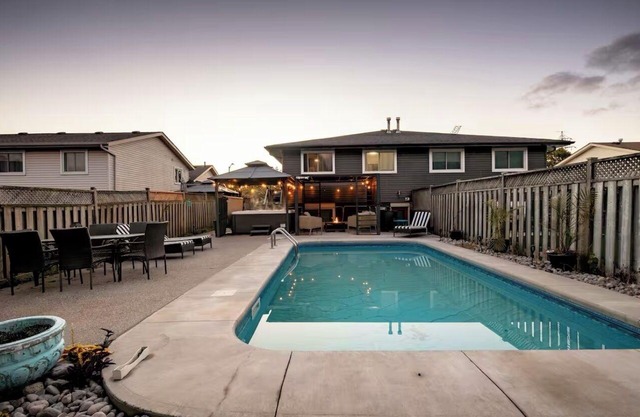 Cozy 3Bed w/Pool, Hot Tub & Fire Pit – 15 Mins to Falls