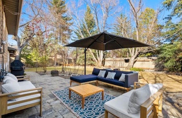 Cozy 3BR Home,Huge Backyard in Quiet Neighbourhood