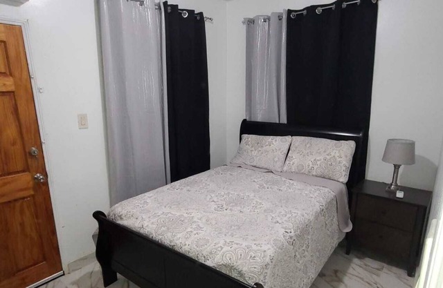 Cozy 4 bedroom 2 bath apartment/Near Beaches