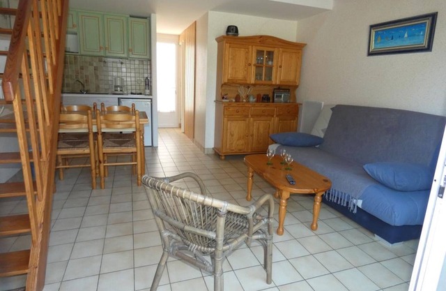 Cozy 5-Person Holiday Home, Close to Beach & Shops - Pet Friendly, Terrace, Parking